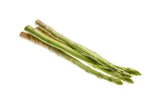 crudo asparago su bianca sfondo foto