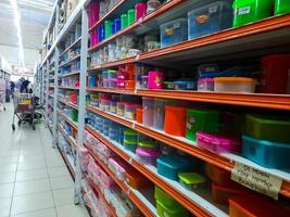 jombang, est Giava, Indonesia, 2022 - righe di vaso scaffali nel supermercati a partire dal vario Marche nel Indonesia. ritratto Schermo di cibo barattoli nel un' shopping centro commerciale. foto