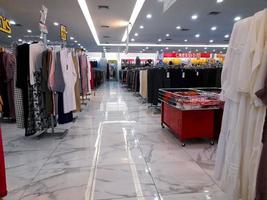 jombang, est Giava, Indonesia, 2022 - righe di Da donna e Uomini vestiario, come come camicie, vestiti, pantaloni, gonne, a partire dal vario Marche. ritratto di capi di abbigliamento Prodotto Schermo nel un' shopping centro foto