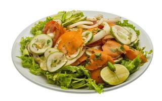 cetriolo insalata su il piatto e bianca sfondo foto