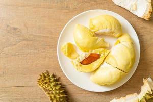 durian stagionato e fresco, buccia di durian foto