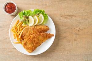 cotoletta di weiner fatta in casa con chips di patate foto