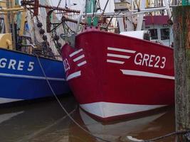 greetsiel,germania,2020-il villaggio di salutiel a il nord mare nel Germania foto