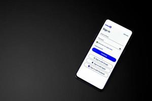 superiore Visualizza di sociale media App linkedin mostrando nel smartphone schermo su tavolo foto