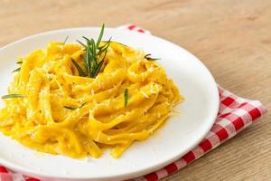 fettuccine con crema di zucca butternut foto