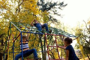 sotto Visualizza di bambini avendo divertimento a il terreno di gioco nel il parco. foto