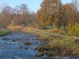 autunno tempo a il fiume foto