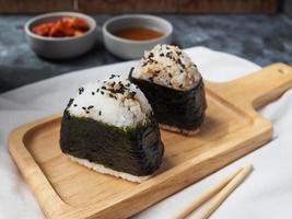 onigiri giapponese tradizionale cibo, al vapore riso nel triangolo forma avvolgere con alga marina. foto