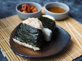 onigiri giapponese tradizionale cibo, al vapore riso nel triangolo forma avvolgere con alga marina. foto