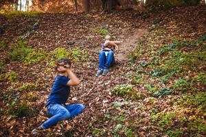 Due ragazzi avendo divertimento mentre giocando nel autunno giorno. foto