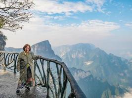 ritratto foto di bellissimo asiatico anziano donne con bellissimo Visualizza su tianmen montagna e chiaro cielo nel zhangjiajie città cina.tianmen montagna il viaggio destinazione di hunan zhangjiajie città Cina