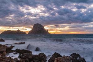 piccolo di legno molo nel cala d'hort baia e Visualizza di es vedi isola, ibiza isola, Spagna foto