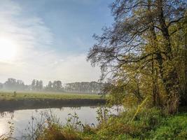 autunno tempo a il fiume foto