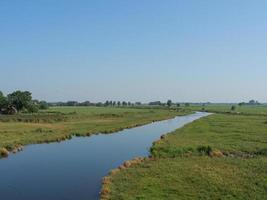 ditzum,germania,2020-il piccolo villaggio di Ditzum a il fiume ems nel Germania foto