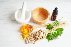 medicina alternativa capsula organica a base di erbe con vitamina e omega 3 olio di pesce, minerale, farmaco con foglie di erbe integratori naturali per una vita sana e buona. foto