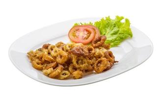 fritte calamaro anelli su il piatto e bianca sfondo foto