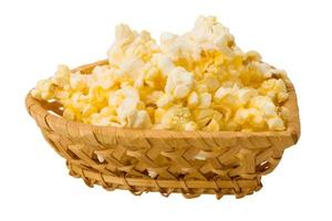 popcorn in un cestino su sfondo bianco foto