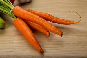 carota su di legno sfondo foto