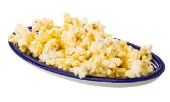 popcorn in una ciotola su sfondo bianco foto