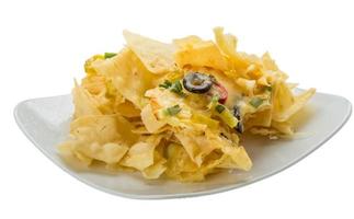 nachos su il piatto e bianca sfondo foto