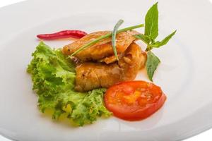 barracuda bistecca su il piatto e bianca sfondo foto