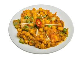 channa masala su il piatto e bianca sfondo foto