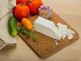 feta formaggio su di legno tavola e di legno sfondo foto