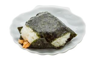 Giappone riso palla con salmone su il piatto e bianca sfondo foto