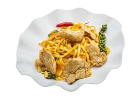 tagliatelle fritte con carne di maiale foto