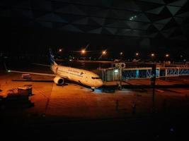ovest Giava, Indonesia su luglio 2022. un' Garuda Indonesia aereo è preparazione per caricare viaggiatori per il volo foto