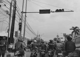 ovest Giava, Indonesia su luglio 2022. molti motociclisti siamo sosta a traffico luci foto