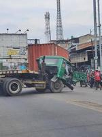 Giacarta, Indonesia su luglio 2022. un' trailer camion aveva un incidente mentre fabbricazione un' inversione a U foto