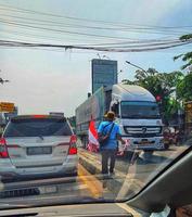 ovest Giava, Indonesia su luglio 2022. un' venditore ambulante è vendita rosso e bianca bandiere nel agosto. foto