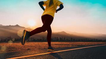 giovane fitness donna è in esecuzione e jogging un all'aperto allenarsi su il campagna nel il mattina per stile di vita Salute. foto