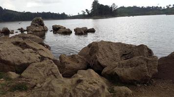 lago con rocce in giro esso foto