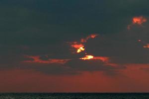 il sole tramonta sotto l'orizzonte sul Mar Mediterraneo nel nord di Israele. foto