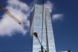 tel aviv Israele febbraio 2, 2020. il opera di grattacielo lavoratori su il muri di un' grattacielo. foto