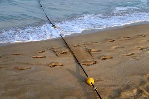 impronte nel il sabbia su il sponde di il mediterraneo mare. foto