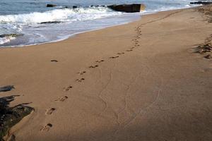 impronte nel il sabbia su il sponde di il mediterraneo mare. foto