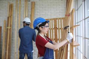 falegname macinazione falegnameria Prodotto con intagli, finitura carpenteria a il carpenteria produzione foto