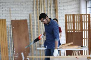 falegname macinazione falegnameria Prodotto con intagli, finitura carpenteria a il carpenteria produzione foto