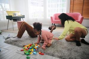 gioioso multietnico famiglia e loro tempo libero a casa foto