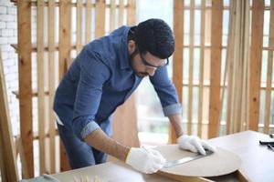 falegname macinazione falegnameria Prodotto con intagli, finitura carpenteria a il carpenteria produzione foto