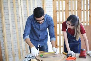 falegname macinazione falegnameria Prodotto con intagli, finitura carpenteria a il carpenteria produzione foto