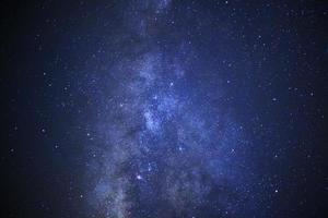 primo piano della galassia della Via Lattea con stelle e polvere spaziale nell'universo, fotografia a lunga esposizione, con grano. foto