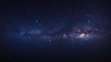 panorama chiaramente latteo modo galassia con stelle e spazio polvere nel il universo foto