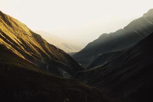 Alba nel il montagne, montagna intervalli nel il mattina nebbia, panoramico Visualizza, vettore illustrazione