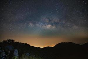 latteo modo galassia a doi luang chiang dao prima Alba. lungo esposizione fotografare.con grano foto