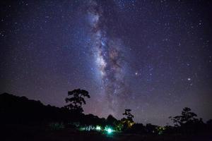 stellato notte cielo e latteo modo galassia con stelle e spazio polvere nel il universo foto