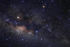 galassia della via lattea con stelle e polvere spaziale nell'universo, fotografia a lunga esposizione, con grano. foto